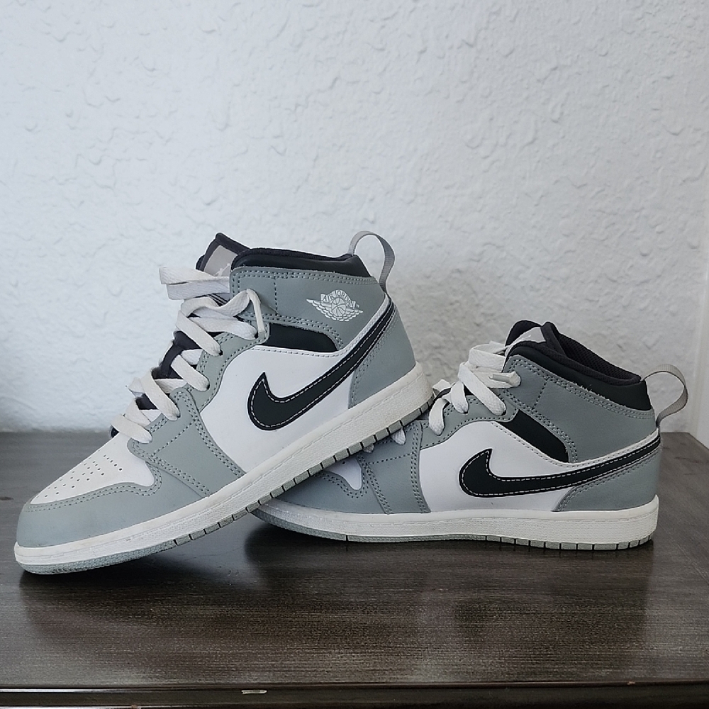 Nike JORDAN 1 Black and Gray Mid-Top Sneakers